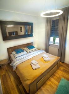 イェレニャ・グラにあるApartament w Cieplicach Perfektのベッドルーム1室(大型ベッド1台、タオル2枚付)