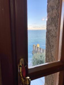 una ventana con vistas al océano desde una habitación de hotel en Hotel Grifone, en Sirmione