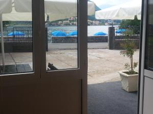 uma porta aberta com vista para a água em Apartments Pejanović em Kotor