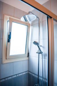 Ένα μπάνιο στο beautiful apartment near the sea and a large private garden