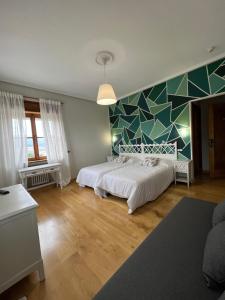 Un pat sau paturi într-o cameră la Hotel Regueiro