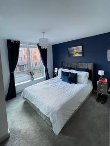 Un ou plusieurs lits dans un hébergement de l'établissement Modern 2 bed apartment-perfect location for Cop26