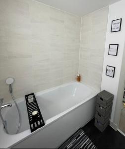 Salle de bains dans l'établissement Modern 2 bed apartment-perfect location for Cop26