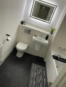 Salle de bains dans l'établissement Modern 2 bed apartment-perfect location for Cop26