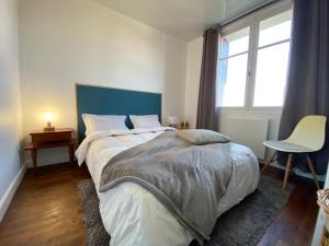 Un pat sau paturi într-o cameră la Chez Banane - Futuroscope - LaConciergerie