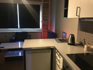 una cocina con un ordenador portátil en una encimera en Oslo Center, en Oslo