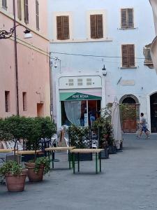 a shop with a bench in a city street at GRAZIOSO Appartamento in Spoleto