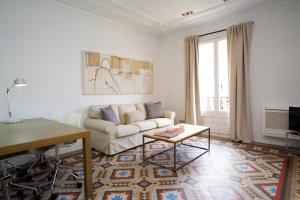 sala de estar con sofá y mesa en Barcelonaforrent The Claris Suites, en Barcelona