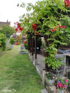 een rij bomen met bloemen in een tuin bij Le Coq en pâte in Romilly-sur-Seine