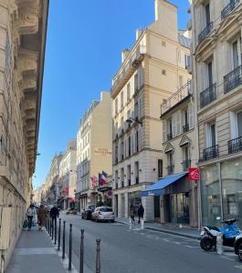 パリにあるTwo-Bedroom Apartment Champs-Elyséesの建物や人々が歩く街道
