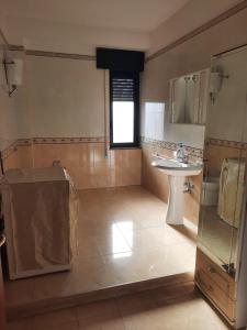 y un baño grande con lavabo y espejo. en La Rosa dei Venti Apartments, en Éboli