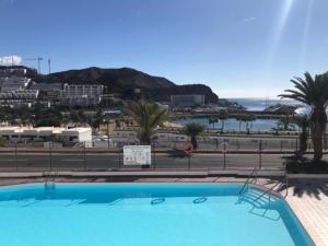 una gran piscina con vistas a la playa en Tobago202, en Puerto Rico de Gran Canaria