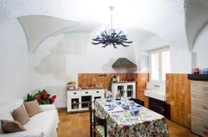 a dining room with a table and a kitchen at B&B Tra Lago e Stelle in Cissano