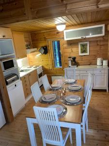 een keuken en eetkamer met een tafel en stoelen bij Rukan HonkaLempi in Ruka