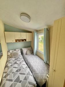 Ένα ή περισσότερα κρεβάτια σε δωμάτιο στο Golden Palm Chapel St Leonards 8 Berth 3 Bedroom Caravan