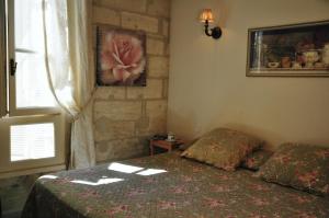 Postel nebo postele na pokoji v ubytování Hôtel du Palais des Papes