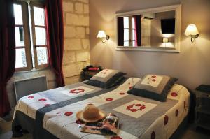 Postel nebo postele na pokoji v ubytování Hôtel du Palais des Papes