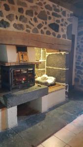 einen Steinofen mit einer Pizza darin in der Unterkunft Résidence de Suzanne Gîte avec sauna privatif in Brommat