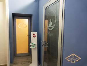 a bathroom with a door and a toilet in a room at Napoli Centro Suite e Spa in Naples