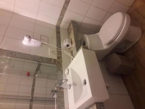een badkamer met een toilet en een glazen douche bij Estela de Oro Hotel Boutique in Arequipa