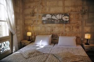 Postel nebo postele na pokoji v ubytování Hôtel du Palais des Papes