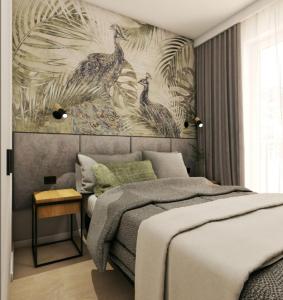1 dormitorio con 1 cama y una pintura en la pared en Apartament Voila, en Varsovia