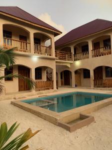 une maison avec une piscine en face de celle-ci dans l'établissement Chokoro House, à Paje