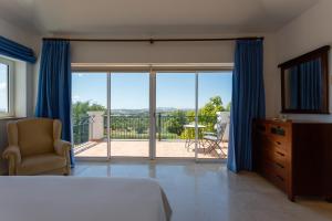 sypialnia z łóżkiem i widokiem na balkon w obiekcie Arcos Gardens Sol Rent Golf w mieście Arcos de la Frontera +37 zdjęć
