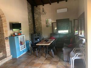 sala de estar con sofá y mesa en Casa Rural Canchal Madroñeras ***, en El Torno