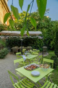 - une table et des chaises avec un plateau de nourriture dans l'établissement L'Hôtel Particulier - Paris Asnières, à Asnières-sur-Seine