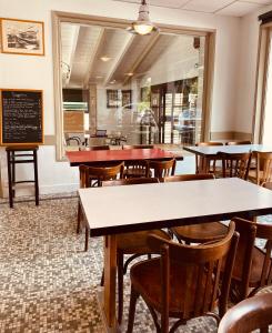 une salle à manger vide avec des tables et des chaises dans l'établissement Hotel Bistrot FINE, à Anglet