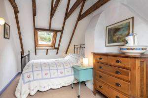 Tempat tidur dalam kamar di The Cottage By The Sea, Scotland