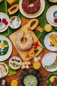 una mesa cubierta con platos de comida en la parte superior en Pousada Kiarô Caraíva, en Caraíva