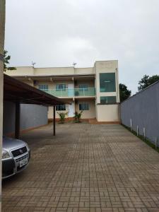 a car parked in front of a building at Chapada Confort Flats in Alto Paraíso de Goiás