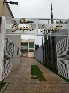 a garage entrance to a building with a sign on it at Chapada Confort Flats in Alto Paraíso de Goiás