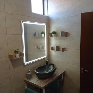 y baño con lavabo y espejo. en Mar&dunas, en La Oliva