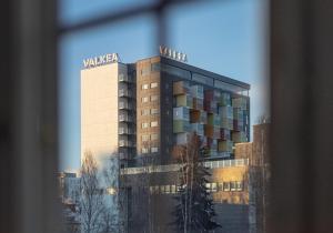 una ventana con vistas a un hotel en ULEABO New, Light and Roomy 61m² Apartment With Sauna!, en Oulu