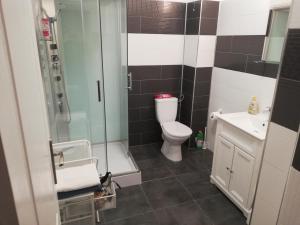 A bathroom at Nordic style Apartaments Floresti