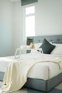 Desaru KTV Classical Elegant Style by Joyfully 2M2客房内的一张或多张床位