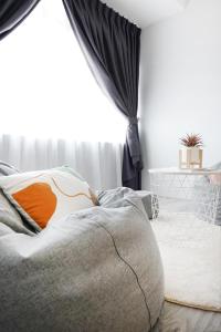Desaru KTV Classical Elegant Style by Joyfully 2M2客房内的一张或多张床位