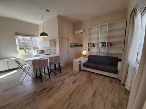 kuchnia i salon z kanapą i stołem w obiekcie ARCO VESUVIANO w mieście Madonna dellʼArco