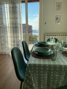 una sala da pranzo con tavolo e vista sull'oceano di Aquamarine Apartment a Castellammare di Stabia