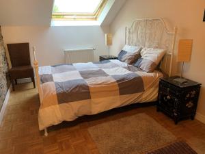 Een bed of bedden in een kamer bij Maison de Rochehaut