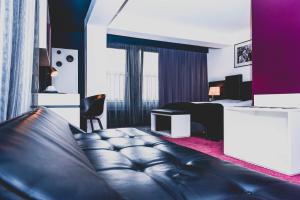 En tv och/eller ett underhållningssystem på Bliss Design Hotel - Frankfurt City Messe