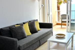 A seating area at Beautiful Ocean View Apartment