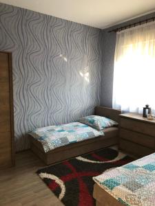 Tempat tidur dalam kamar di Kelemen Nyaraló Balatonmáriafürdő