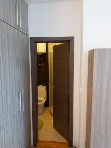 an open door to a bathroom with a toilet at Apartman Kraljevi cardaci 5b-32 in Kopaonik