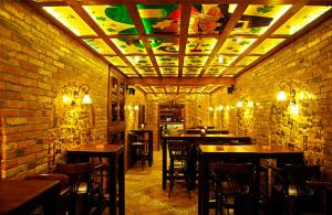 a room with tables and chairs in a restaurant at Apartman Kraljevi cardaci 5b-32 in Kopaonik