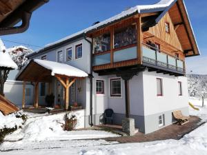 マリアプファルにあるLANDHAUS Pichlerの雪の中のバルコニー付きの家