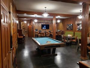 una sala biliardo con tavolo da biliardo e bar di Heritage Inn BNB a Holly Springs